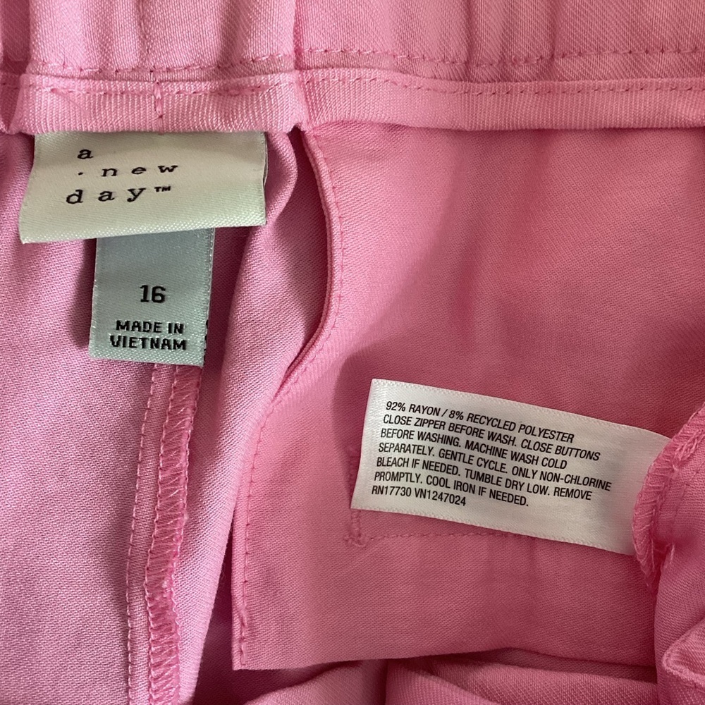 Pink Women's Shorts, NWOT size 16 - Picture 3 of 3